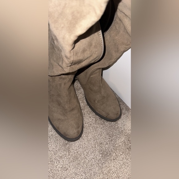 Knee high tan lace up boots - Picture 4 of 7